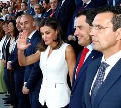 Doña Letizia saluda desde el palco del Estadio Municipal Nuevo Los Cármenes, de Granada