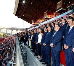 Su Majestad la Reina durante la interpretación del Himno Nacional en el palco del Estadio Municipal Nuevo Los Cármenes, de Granada