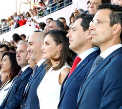 Su Majestad la Reina durante la interpretación del Himno Nacional