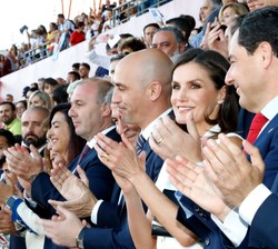 Su Majestad la Reina al término de la interpretación del Himno Nacional