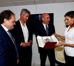 Su Majestad la Reina recibe una réplica de la copa, de manos del presidente de la Federación Española de Fútbol, Luis Rubiales