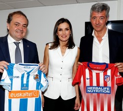 Su Majestad la Reina junto a los responsables de los equipos de fútbol del Club Atlético de Madrid y la Real Sociedad, tras entregarle sendas camiseta