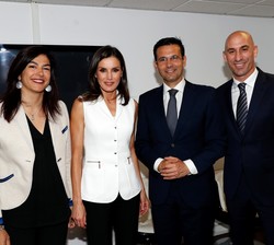 Su Majestad la Reina junto al presidente de la Federación Española de Fútbol, Luis Rubiales; el alcalde de Granada, Francisco Cuenca y la presidenta d
