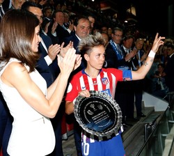 Doña Letizia durante la entrega del trofeo a la capitana del Club Atlético de Madrid como subcampeón