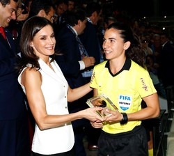 Doña Letizia hace entrega un recuerdo al equipo arbitral