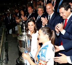 Doña Letizia entrega de la copa que proclama campeonas de la final a las jugadoras de la Real Sociedad