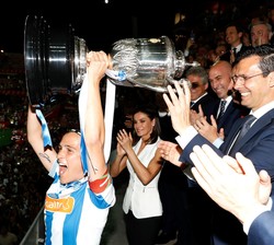 Su Majestad la Reina durante la celebración de la capitana de la Real Sociedad, tras recibir la copa