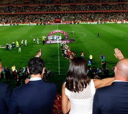 Su Majestad la Reina saluda desde el palco a los asistentes al encuentro