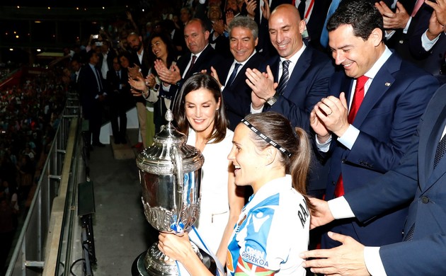 Doña Letizia entrega de la copa que proclama campeonas de la final a las jugadoras de la Real Sociedad