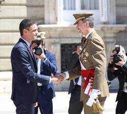 Su Majestad el Rey recibe el saludo del presidente del Gobierno en funciones, Pedro Sánchez Pérez-Castejón
