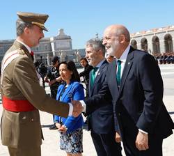 Su Majestad el Rey recibe el saludo del presidente del director general de la Guardia Civil, Félix Vicente Azón Vilas, durante la bienvenida