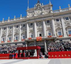 Sus Majestades los Reyes, en la Tribuna Real, en la Plaza de la Armería del Palacio Real de Madrid