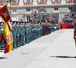 Su Majestad el Rey frente a la Enseña Nacional durante la revista