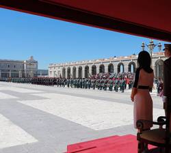 Sus Majestades los Reyes, en la Tribuna Real, en la Plaza de la Armería del Palacio Real de Madrid frente a la formación de los componentes de la Agru