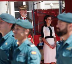 Sus Majestades los Reyes durante el desfile terrestre