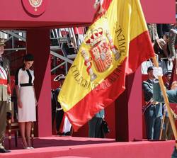 Sus Majestades los Reyes durante el desfile terrestre al paso de la Enseña Nacional