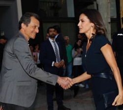 Su Majestad la Reina recibe el saludo del ministro de Ciencia, Innovación y Universidades, Pedro Duque, a su llegada al Teatro Gran Maestre