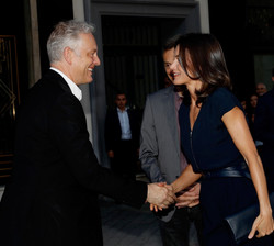 Doña Letizia recibe el saludo del Embajador del Reino Unido de la Gran Bretaña e Irlanda del Norte en España, Simon John Manley