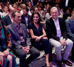 Su Majestad la Reina en la primera fila del Teatro acompañada por el ministro de Ciencia, Innovación y Universidades, Pedro Duque, y el embajador del 