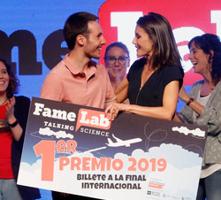 Su Majestad la Reina entrega el primer premio a Iñaki Echeverría