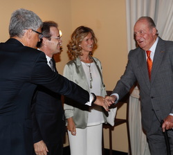 A su llegada, Su Majestad el Rey Don Juan Carlos recibe los saludos de la presidenta del Patronato de la Fundación Cotec, Cristina Garmendia; y de los