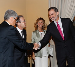 A su llegada, Su Majestad el Rey recibe los saludos de la presidenta del Patronato de la Fundación Cotec, Cristina Garmendia; y de los vicepresidentes