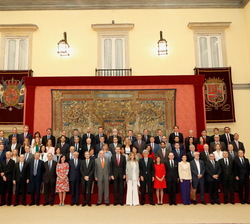Fotografía de grupo de Su Majestad el Rey y Su Majestad el Rey Don Juan Carlos junto a los asistentes a la reunión del Patronato de la Fundación Cotec