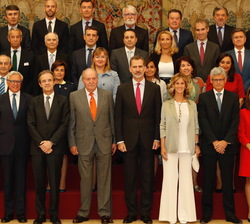 Fotografía de grupo de Su Majestad el Rey y Su Majestad el Rey Don Juan Carlos junto a los asistentes a la reunión del Patronato de la Fundación Cotec
