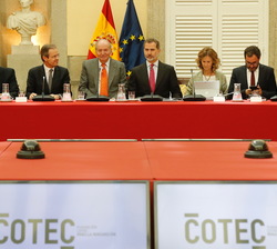Don Felipe y Don Juan Carlos durante la celebración de la reunión del Patronato de la Fundación Cotec