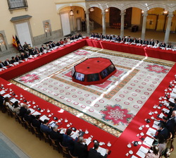 Vista general de la reunión del Patronato de la Fundación Cotec en el patio de los Austrias del Palacio Real de El Pardo