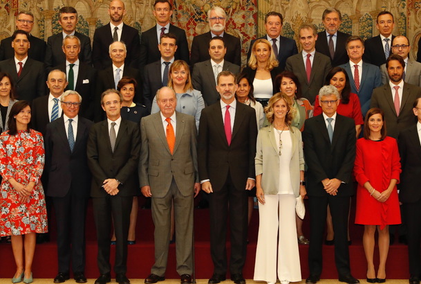 Fotografía de grupo de Su Majestad el Rey y Su Majestad el Rey Don Juan Carlos junto a los asistentes a la reunión del Patronato de la Fundación Cotec