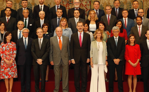 Fotografía de grupo de Su Majestad el Rey y Su Majestad el Rey Don Juan Carlos junto a los asistentes a la reunión del Patronato de la Fundación Cotec