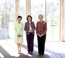 Su Majestad la Reina Doña Sofía junto a la Reina Silvia de Suecia y la Princesa Takamado de Japón, en el Pabellón Gustav III