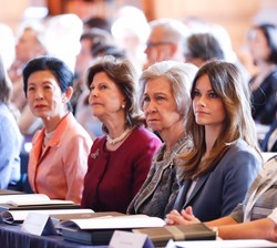 Doña Sofía junto a Su Majestad la Reina Silvia de Suecia, Su Alteza Real la Princesa Sofía de Suecia y Su Alteza Imperial la Princesa Takamado de Japó