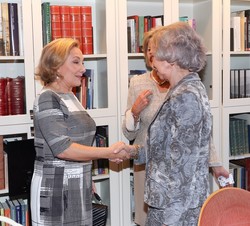 Doña Sofía recibe el saludo de la Primera Dama de la República de Chile, Cecilia Morel