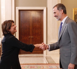 Don Felipe recibe el saludo de Dolores Delgado García, ministra de Justicia