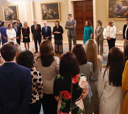 Su Majestad el Rey conversa con los miembros de la 43 promoción del Cuerpo de Letrados de la Administración de Justicia