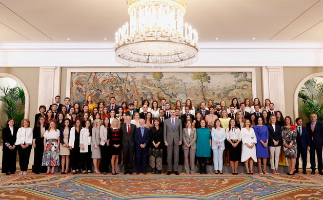 Su Majestad el Rey acompañado por la 43ª Promocion del Cuerpo de Letrados de la Administración de Justicia