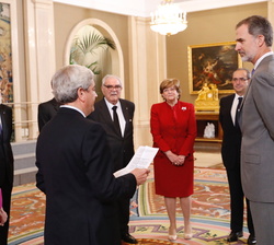 Su Majestad el Rey conversa con los miembros de la Junta Directiva de la Real Maestranza de Caballería de Zaragoza con motivo de su 200 aniversario
