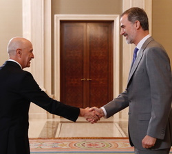 Su Majestad el Rey recibe el saludo de Miguel Ordozgoiti de la Rica Director General de Servicios del Ministerio de Agricultura, Pesca y Alimentación