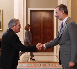 Don Felipe es saludado por Quintiliano Pérez Bonilla, presidente de la Asociación del Cuerpo Nacional Veterinario