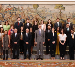 Su Majestad el Rey acompañado de la última promoción del Cuerpo Nacional Veterinario