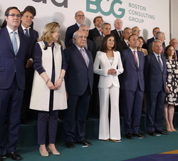 Fotografía de grupo de Su Majestad la Reina con los miembros del Patronato de la FAD