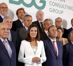 Fotografía de grupo de Su Majestad la Reina con los miembros del Patronato de la FAD 