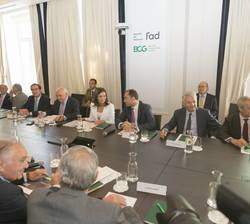 Vista de la mesa durante un momento de la reunión