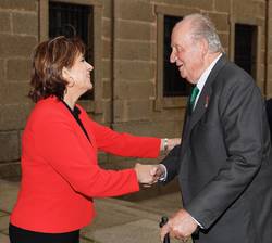 Su Majestad el Rey Don Juan Carlos, a su llegada al Real Monasterio de San Lorenzo de El Escorial, recibe el saludo de la ministra de Justicia, Dolore