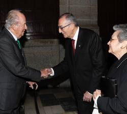 Don Juan Carlos recibe el saludo del premiado, Miguel Ángel Ladero y su esposa, Isabel Galán