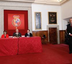 Su Majestad el Rey Don Juan Carlos, en la mesa presidencial, en el momento de la apertura de sesión