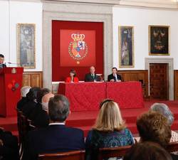 Don Juan Carlos durante la intervención del secretario del Jurado, Álvaro Mariátegui, quien precedió a la lectura del acta