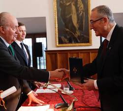 Don Juan Carlos entrega la medalla al galardonado, el historiador Miguel Ángel Ladero